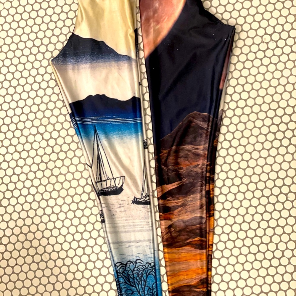 Pair of blackmilk landscape leggings Small